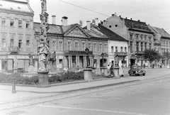 Szlovákia, Kassa, Fő tér (Hlavné namestie), előtérben az Immaculata-szoborcsoport (pestis-oszlop)., 1960, Kurutz Márton, Csehszlovákia, utcakép, Skoda-márka, erkély, barokk-stílus, palota, klasszicizmus, Skoda 1200, oszlop, angyal-ábrázolás, szoborcsoport, Szűz Mária-ábrázolás, Viktorin Flachenfeld-terv, Simon Grimming-terv, Tornyossy Tamás-terv, Fortepan #11118