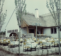 Magyarország,Balaton, Csopak, Kőkorsó utca 1., Víg Molnár Csárda., 1970, Bauer Sándor, színes, terasz, malom, Fortepan #111208