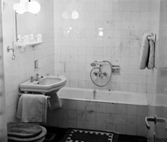 Magyarország, Kecskemét, Kossuth tér, az Aranyhomok Hotel egyik fürdőszobája., 1963, Bauer Sándor, mosdó, kád, csempe, fürdőszoba, zuhanyozó, törülköző, WC csésze, csap, Fortepan #111218