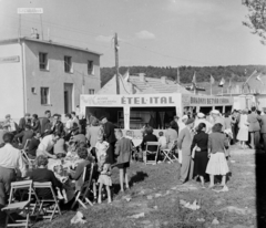 Magyarország, Ajka, Csingervölgy, bányásznapi ünnepség., 1959, Bauer Sándor, vendéglátás, felirat, bányászat, sokaság, pavilon, sörözés, zászlódísz, Fortepan #111244