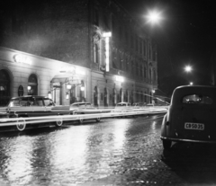 Magyarország, Budapest XII., Márvány utca az Alkotás utca felé nézve, Kis Royal étterem., 1967, Bauer Sándor, utcakép, Volkswagen-márka, éjszaka, Skoda 1101/1102 Tudor, rendszám, Volkswagen Bogár, Budapest, Simca Vedette, bemozdulás, Fortepan #111263