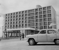 Magyarország,Balaton, Tihany, Hotel Tihany., 1963, Bauer Sándor, Moszkvics-márka, Moszkvics 407, neon felirat, Fortepan #111400