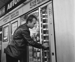 Magyarország, Budapest VI., Nyugati (Marx) tér, automata büfé a Jókai utca és a Bajcsy-Zsilinszky út között., 1970, Bauer Sándor, automata, ételautomata, Budapest, Fortepan #111405