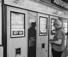 Magyarország, Budapest VI., Nyugati (Marx) tér, automata büfé a Jókai utca és a Bajcsy-Zsilinszky út között., 1970, Bauer Sándor, automata, ételautomata, Budapest, Fortepan #111406