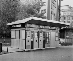 Magyarország, Budapest VI., Nyugati (Marx) tér, automata büfé a Jókai utca és a Bajcsy-Zsilinszky út között., 1970, Bauer Sándor, automata, ételautomata, Budapest, Fortepan #111407