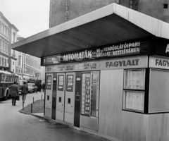 Magyarország, Budapest VI., Nyugati (Marx) tér, balra a Jókai utca. Automata büfé., 1970, Bauer Sándor, trolibusz, automata, FSO Warszawa 223, ételautomata, Nysa N59, Budapest, Fortepan #111408