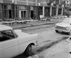 Magyarország, Sopron, Batsányi utca a Deák tér felé nézve, szemben a Borostyán cukrászda., 1963, Bauer Sándor, cukrászda, rendszám, Opel Rekord P2, Fiat 1800, Fortepan #111418