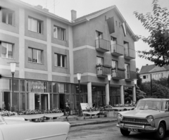 Magyarország, Sopron, Batsányi utca a Deák tér felé nézve, szemben a Borostyán cukrászda., 1963, Bauer Sándor, cukrászda, rendszám, Opel Rekord P2, Fiat 1300/1500, Fiat 1800, Fortepan #111419