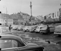 Magyarország, Sopron, Várkerület (Lenin körút), szemben a Mária-oszlop. A felvétel a Soproni Ünnepi Hetek idején készült., 1963, Bauer Sándor, Volkswagen-márka, GAZ M21 Volga, rendszám, Opel Rekord P1, Volkswagen Bogár, Fiat 1300/1500, BMW 700, Renault 4CV, Steyr-Puch 500, Volkswagen Transporter 1, országjelzés, Fortepan #111422