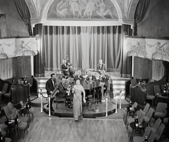 Magyarország, Budapest VI., Nagymező utca 17. Budapest Táncpalota (Moulin Rouge). Németh Marica énekesnő., 1961, Bauer Sándor, zenekar, stukkó, Budapest, szórakozóhely, dizőz, Fortepan #111442