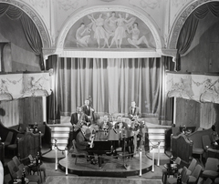 Magyarország, Budapest VI., Nagymező utca 17. Budapest Táncpalota (Moulin Rouge)., 1961, Bauer Sándor, zenekar, freskó, stukkó, Budapest, szórakozóhely, Fortepan #111443