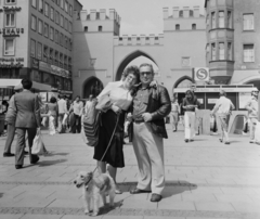 Németország, München, Neuhauser Strasse és a Herzog-Wilhelm-Strasse kereszteződése, háttérben a Karlstor., 1976, Bauer Sándor, kutya, emberpár, mozgólépcső, városkapu, kutyasétáltatás, csúcsív, Fortepan #111458