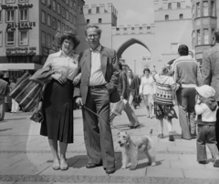 Németország, München, Neuhauser Strasse és a Herzog-Wilhelm-Strasse kereszteződése, háttérben a Karlstor., 1976, Bauer Sándor, kutya, városkapu, kutyasétáltatás, csúcsív, Fortepan #111459