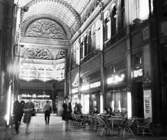 Magyarország, Budapest V., Ferenciek tere (Felszabadulás tér), Párizsi udvar., 1964, Bauer Sándor, fonott szék, eszpresszó, neonreklám, átjáró, neon felirat, Budapest, Henrik Schmahl-terv, dongaboltozat, Fortepan #111498