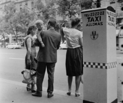 Magyarország, Budapest VII., Erzsébet (Lenin) körút, taxiállomás a 14. számú ház előtt., 1964, Bauer Sándor, család, utcakép, várakozás, taxiállomás, Wartburg 311/312, Budapest, Fortepan #111513