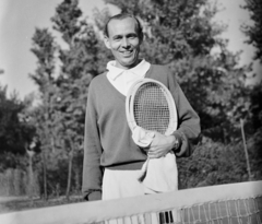 Magyarország, Asbóth József 55-szörös magyar bajnok, Roland Garros győztes teniszező., 1959, Bauer Sándor, híres ember, mosoly, teniszpálya, teniszütő, sportoló, Fortepan #111589