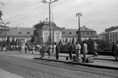 Szlovákia, Pozsony, Hodža tér, a Grassalkovich kastély (Elnöki Palota)., 1963, Kurutz Márton, Csehszlovákia, úttörő, palota, villamosmegálló, Andreas Mayerhoffer-terv, Fortepan #11160