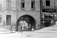 Szlovákia, Eperjes, Főutca, az egykori Városháza (később Bormúzeum) átjárója., 1963, Kurutz Márton, Csehszlovákia, utcakép, aluljáró, Fortepan #11164