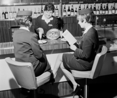 Magyarország, Ferihegyi (ma Liszt Ferenc) repülőtér, Budapest XVIII., eszpresszó., 1966, Bauer Sándor, Budapest, stewardess, Fortepan #111646