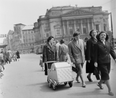 Magyarország, Budapest VIII.,Budapest VII., Blaha Lujza tér a Rákóczi útról nézve, szemben a Nemzeti Színház., 1957, Bauer Sándor, babakocsi, színház, villamos, nő, Budapest, fapofa, Fortepan #111663