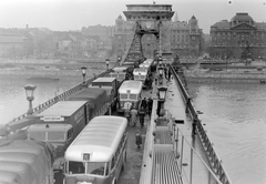 Magyarország, Budapest, az újjáépített Széchenyi Lánchíd terhelési próbája., 1949, UVATERV, híd, autóbusz, magyar gyártmány, teherautó, MÁVAG-márka, hídépítés, MÁVAG Tr5, Duna, terheléspróba, függőhíd, William Tierney Clark-terv, Fortepan #11167