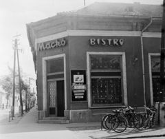 Magyarország, Kiskunhalas, Árpád utca - Kossuth utca sarok, Mackó bisztró., 1968, Bauer Sándor, bisztró, vendéglátás, bélletes kapuzat, kerékpár tároló, kerékpár, Fortepan #111672