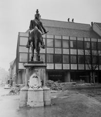 Magyarország, budai Vár, Budapest I., Szentháromság utca - Úri utca kereszteződés, szemben a Fehér Galamb étterem. Az előtérben Hadik András lovasszobra (ifj. Vastagh György, 1937.)., 1970, Bauer Sándor, lovas szobor, Budapest, Fortepan #111683