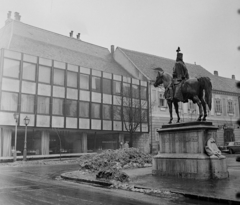 Magyarország, budai Vár, Budapest I., Szentháromság utca - Úri utca kereszteződés. Szemben a Fehér Galamb étterem, a mellette lévő házban a Ruszwurm cukrászda. Az előtérben Hadik András lovasszobra (ifj. Vastagh György, 1937.)., 1970, Bauer Sándor, cukrászda, lovas szobor, Mercedes 220, Budapest, Fortepan #111684