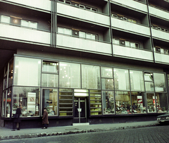 Magyarország, Budapest VIII., II. János Pál pápa (Köztársaság) tér 8., Mézes Mackó büfé., 1969, Bauer Sándor, kirakat, rendszám, Moszkvics 408, Budapest, Fortepan #111689