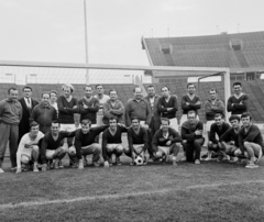 Magyarország, Népstadion, Budapest XIV., öregfiúk mérkőzés résztvevői. A guggoló sorban balról a második Vilezsál Oszkár, a Ferencváros egykori játékosa., 1966, Bauer Sándor, futballcsapat, Budapest, Fortepan #111706