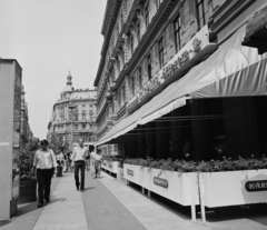 Magyarország, Budapest V., Ferenciek tere (Károlyi Mihály utca) a Kossuth Lajos utca felé nézve, jobbra a Kárpátia söröző terasza., 1979, Bauer Sándor, járókelő, utcakép, terasz, virágtartó, Budapest, UFO-lámpa, napellenző, Fortepan #111734