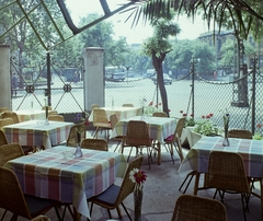 Magyarország, Budapest XIV., Thököly étterem kerthelyisége a Thököly út - Stefánia (Népstadion) út kereszteződése felé nézve., 1968, Bauer Sándor, színes, étterem, Ikarus-márka, kerthelyiség, Ikarus 180, Tatra 603, Budapest, Fortepan #111744