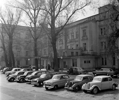 Magyarország, Margitsziget, Budapest, Margitszigeti Nagyszálló, főbejárat., 1957, Bauer Sándor, német gyártmány, szovjet gyártmány, GAZ-márka, Opel-márka, Fiat-márka, Wartburg-márka, olasz gyártmány, francia gyártmány, DKW-márka, GAZ M20 Pobjeda, Peugeot-márka, Wartburg 311/312, rendszám, Opel Olympia 1950, GAZ 12 ZIM, Opel Olympia Rekord, DKW F5/F7/F8, Fiat 508C Nuova Balilla 1100, Peugeot 202, Fortepan #111759