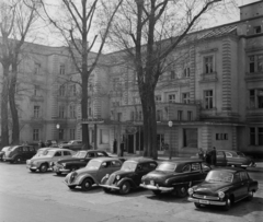 Magyarország, Margitsziget, Budapest, Margitszigeti Nagyszálló, főbejárat., 1957, Bauer Sándor, GAZ-márka, Fiat-márka, Wartburg-márka, GAZ M20 Pobjeda, Buick-márka, Peugeot-márka, Wartburg 311/312, rendszám, GAZ 12 ZIM, Peugeot 202, Fiat 508C Nuova Balilla 1100, Fortepan #111760