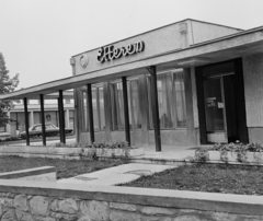 Magyarország, Letenye, Aranybárány hotel, étterem., 1969, Bauer Sándor, étterem, GAZ M21 Volga, neon felirat, Fortepan #111815