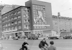 Németország, Drezda, Wilsdruffer Strasse (Ernst-Thälmann-Strasse), HOWA Áruház., 1960, Kurutz Márton, NDK, automobil, Wartburg 311 Kombi, huszártorony, német szöveg, karikatúra, plakát, propaganda, Fortepan #11182