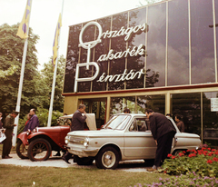 Magyarország, Városliget,Budapesti Nemzetközi Vásár, Budapest XIV., 1967, Bauer Sándor, színes, Zaporozsec-márka, nemzetközi vásár, Oldsmobile-márka, OTP, neon felirat, Budapest, Fortepan #111843