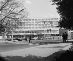 Magyarország, Székesfehérvár, Hotel Alba Regia a Várkörút (Népköztársaság út) felől nézve., 1972, Bauer Sándor, szálloda, Polski Fiat 125p, gyalogátkelő, Fortepan #111845