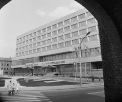 Magyarország, Székesfehérvár, Hotel Alba Regia a Romkert bejáratától nézve., 1972, Bauer Sándor, szálloda, gyalogátkelő, Fortepan #111865