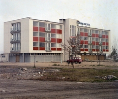 Magyarország, Agárd, Tópart utca 1., Touring Hotel., 1968, Bauer Sándor, színes, szálloda, Skoda Octavia, rendszám, neon felirat, Fortepan #111885