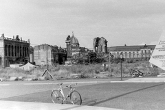 Németország, Drezda, jobbra az Albertinum, balra a Johanneum, középen a romba dőlt Frauenkirche, mögötte a képzőművészeti főiskola kupolája látható., 1960, Kurutz Márton, kerékpár, NDK, épületkár, Fortepan #11189