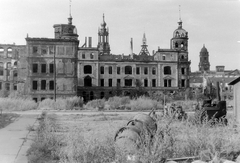 Németország, Drezda, Drezdai Kastély (Residenzschloss), a kép közepén a Szentháromság Katolikus Főtemplom (Hofkirche) tornya, jobbra a távolban a Sächsisches Ständehaus tornya látszik., 1960, Kurutz Márton, NDK, épületkár, Fortepan #11191