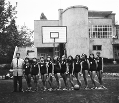 Magyarország, Margitsziget, Budapest, Sporttelep (később az ún. évelőkertet alakították ki a helyén), a klubház előtt a BP Petőfi SC sportolói., 1957, Bauer Sándor, sport mez, kosárlabda, sportdressz, kosárlabda palánk, sportcipő, csapat, Fortepan #111921