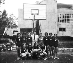 Magyarország, Margitsziget, Budapest, Sporttelep (később az ún. évelőkertet alakították ki a helyén), a klubház előtt a BP Petőfi SC sportolói., 1957, Bauer Sándor, palánk, sport mez, kosárlabda, sportdressz, kosárlabda palánk, sportcipő, csapat, Fortepan #111922