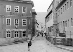 Németország, Königstein, (Szász-Svájc), Goethe utca (Goethestrasse), városháza., 1960, Kurutz Márton, NDK, címer, jelmondat, középület, Fortepan #11194