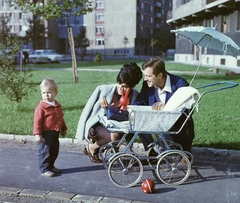 Magyarország, Budapest XI., jobbra a Szerémi sor 12., szemben a Baranyai utca - Szerémi sor kereszteződése., 1967, Bauer Sándor, színes, család, napernyő, babakocsi, Budapest, Fortepan #111961