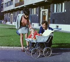 Magyarország, Budapest XI., Szerémi sor 12., 1967, Bauer Sándor, színes, család, babakocsi, lakótelep, Budapest, Fortepan #111962