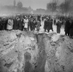 Magyarország, Budapest VIII., II. János Pál (Köztársaság) tér, a pártházhoz kötődő feltételezett kazamaták keresése., 1956, Bauer Sándor, forradalom, kíváncsiság, csoportosulás, Budapest, Fortepan #112069