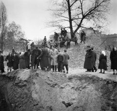 Magyarország, Budapest VIII., II. János Pál (Köztársaság) tér, a pártházhoz kötődő feltételezett kazamaták keresése., 1956, Bauer Sándor, forradalom, kíváncsiság, csoportosulás, Budapest, Fortepan #112070