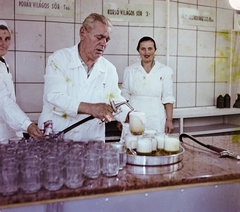 Magyarország, Budapest X., Albertirsai úti vásár területe, Országos Mezőgazdasági Kiállítás és Vásár., 1958, Bauer Sándor, színes, felirat, csempe, sörözés, Budapest, söröskorsó, sörcsap, sör, pult, sörpisztoly, korsó, tálca, köpeny, Fortepan #112090